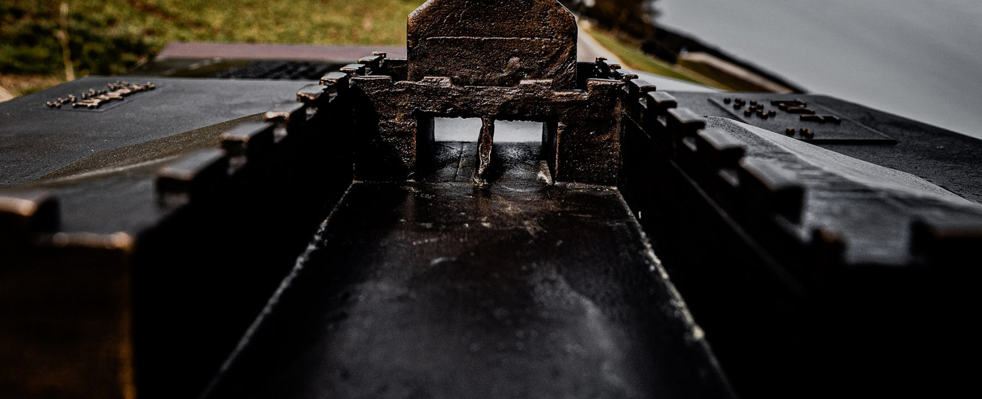 Eine Bronzeskulptur, die schematische entlang Tour zeigt so fotografiert, als würde man wirklich durch das Zangentor gehen