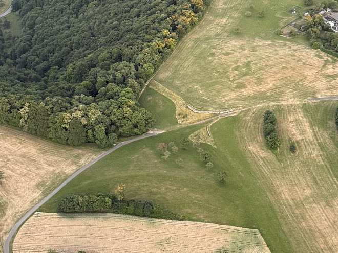 Teilrekonstruiertes Zangentor in historischer Wallanlage aus der Vogelperspektive