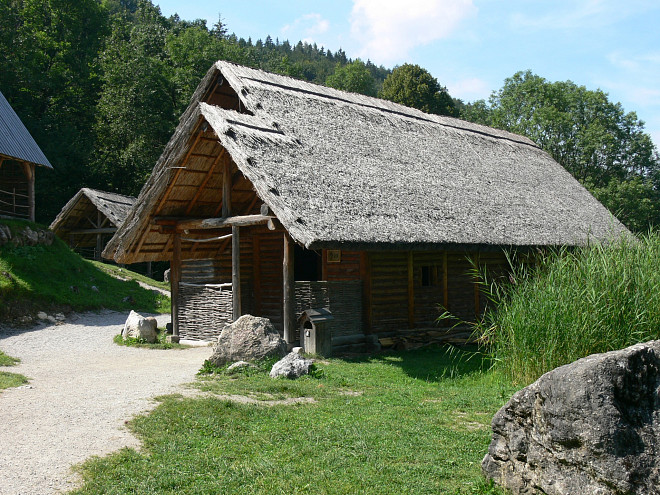 Eine Rekonstruktion eines keltischen einfachen Holzhauses mit Strohdach.