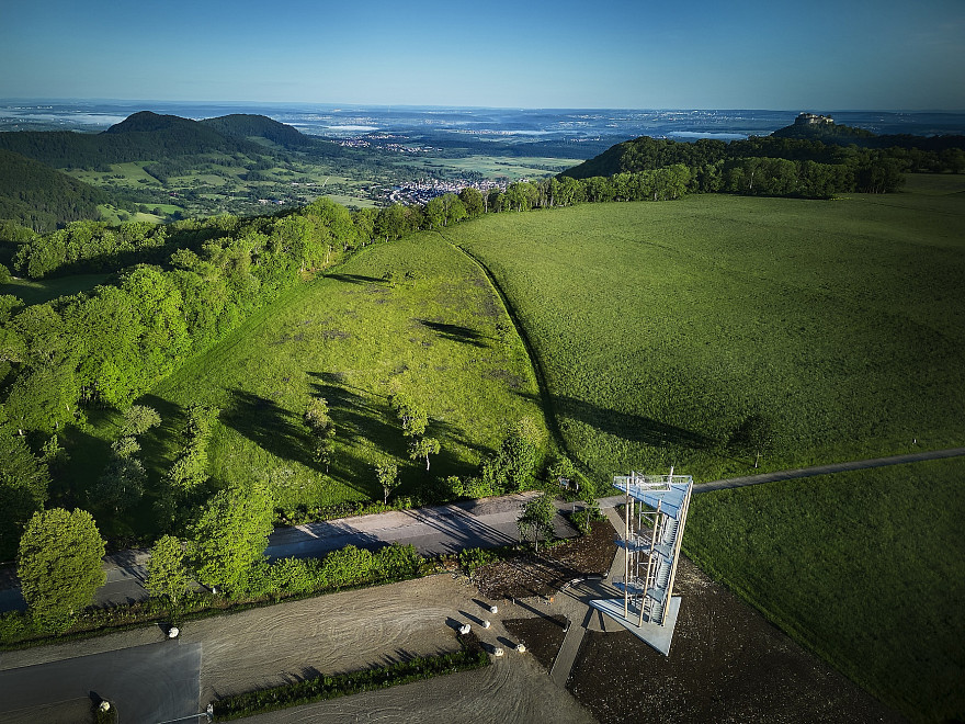Luftbild des Albtraums mit Blick auf Neuffen und den Jusi. Im Vordergrund sieht man einen Aussichtsturm und Parkplatz.
