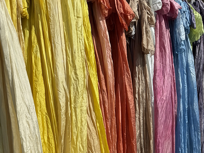 Gefärbte Tücher aufgehängt in Regenbogenfarben