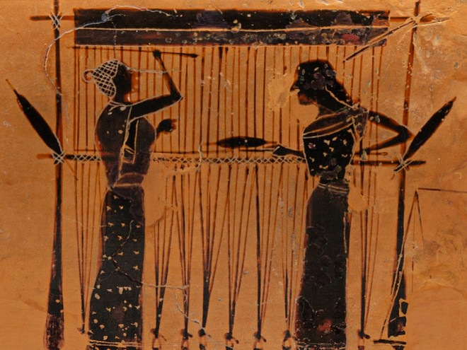Ausschnitt einer schwarzfigurigen griechischen Vase: Zwei Frauen arbeiten an einem senkrechten Gewichtswebstuhl, dessen Kettfäden durch unten hängende Webgewichte gespannt werden.